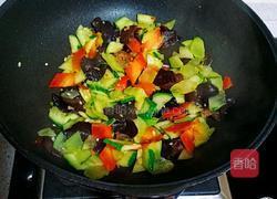 木耳炒黄瓜的做法图解6