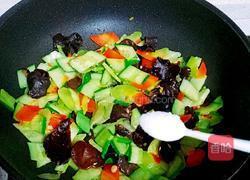 木耳炒黄瓜的做法图解7