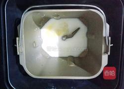 豆沙面包的做法图解2