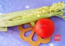 番茄炒芹菜的做法图解1