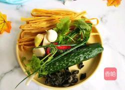 凉拌木耳腐竹的做法图解2