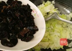 卷心菜炒木耳的做法图解7