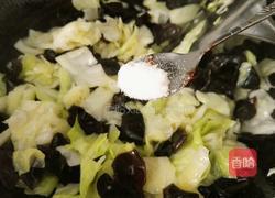 卷心菜炒木耳的做法图解9