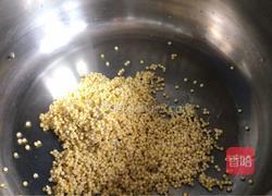 皮蛋鸡肉小米粥的做法图解2