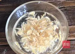 Illustration of how to make shrimp and cucumber soup 1