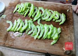 苦瓜炒鱿鱼的做法图解1