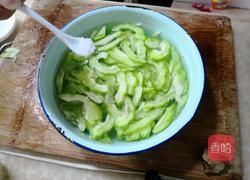 苦瓜炒鱿鱼的做法图解2