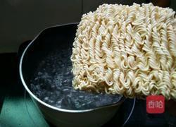 火腿肠香辣炒面的做法图解3