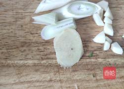 家常酱爆茼蒿的做法图解2