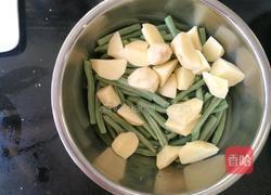 排骨炖豆角焖面的做法图解3