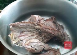 鸭架白菜豆腐汤的做法图解1