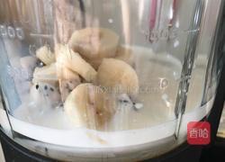 火龙果香蕉牛奶昔的做法图解3