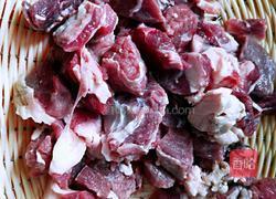 土豆烧牛腩的做法图解1