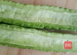 苦瓜炒鸡蛋的做法图解1