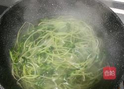 炝拌黑豆苗的做法图解3