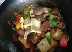 腊肠豆腐香菇煲的做法图解10