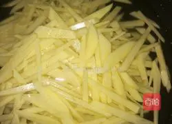 Illustration of how to make spicy and sour shredded potatoes 4