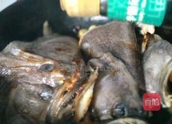 红焖碟鱼头的做法图解4