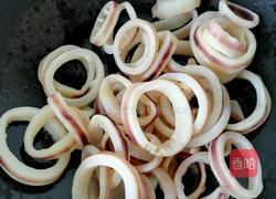 青椒洋葱炒鱿鱼圈的做法图解3