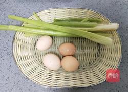 芹菜炒鸡蛋的做法图解1