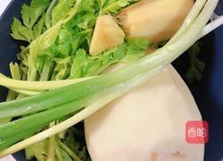 香煎藕丁香芹肉饼的做法图解1