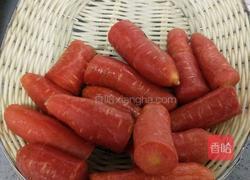 红萝卜贝壳馒头的做法图解1