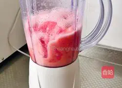 Illustration of how to make watermelon juice 5