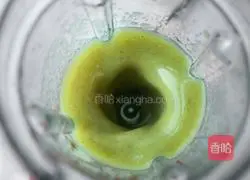 Illustration of how to make kiwi and pear juice 4