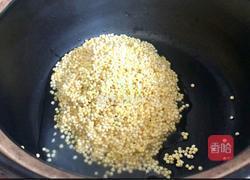 红枣枸杞小米粥的做法图解1