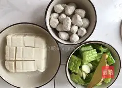 Illustration of how to cook meatballs, bitter melon and tofu soup 2