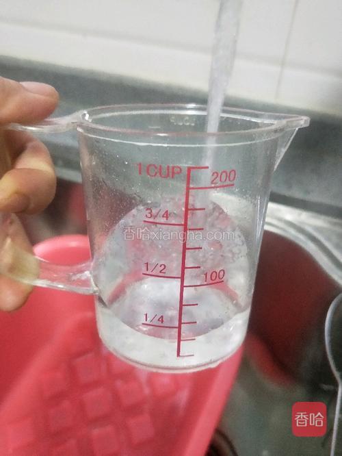 首先用量杯接250ml的水。