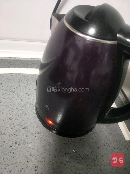 倒入热水壶烧开。