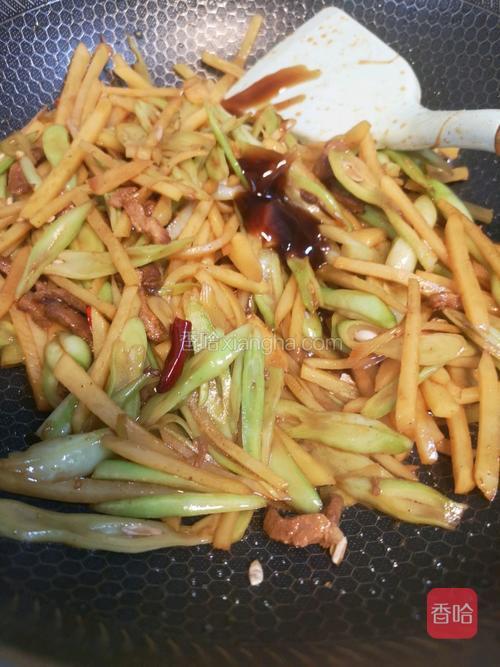 加入一勺耗油，翻炒均匀。