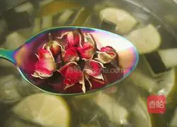 Illustration of how to make lemon, winter melon peel and rose tea 9
