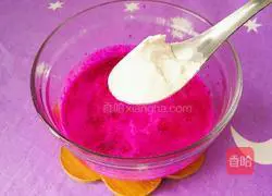 Illustration of how to make dragon fruit milk pancakes (flower shape) 5