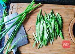蒜苗炒肉的做法图解1