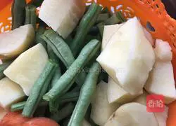 Illustration of how to make braised beans and noodles 1