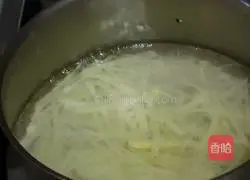 Illustration of home-style cold potato shreds 3