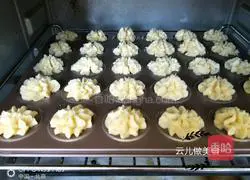 Illustration of how to make egg white coconut cookies 11