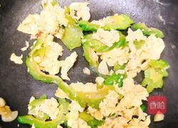 苦瓜炒蛋配香草意粉(中午便當)的做法图解4