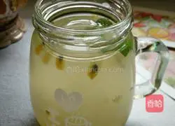 Illustration of how to make golden passion fruit honey mint water 7