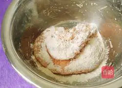 Illustration of how to make flower-shaped watermelon steamed buns 17