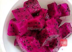 鲜榨火龙果汁的做法图解1