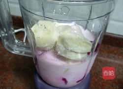火龙果香蕉奶昔的做法图解3