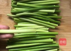 凉拌手撕蒜苔的做法图解1