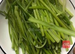 凉拌手撕蒜苔的做法图解3