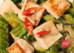 腐乳黄豆酱炆蜂巢豆腐苦瓜的做法图解5