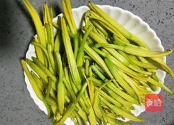 凉拌黄花菜的做法图解1