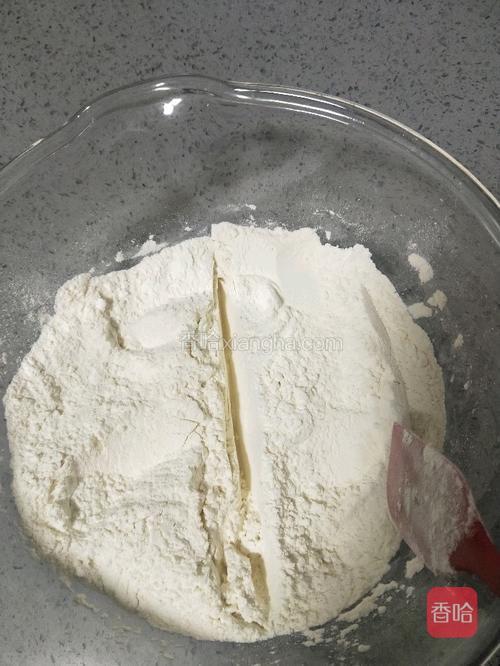 面粉一分为二。