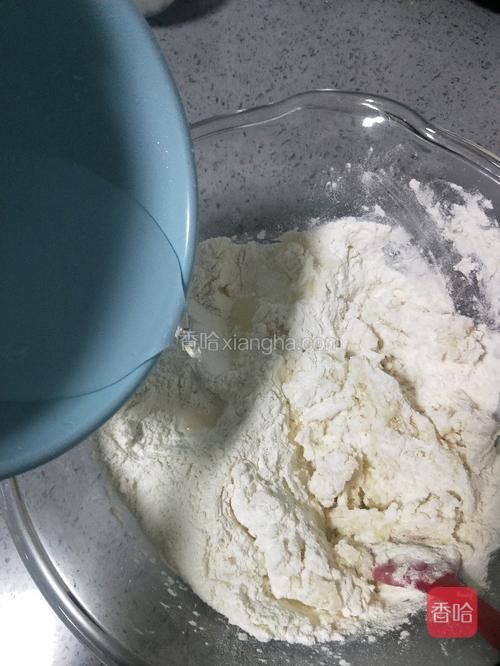 余下的用凉水，一边倒一边搅拌。